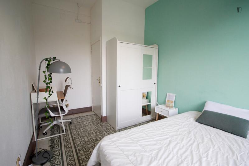Furnished room in a 9-person shared flat in Eixample