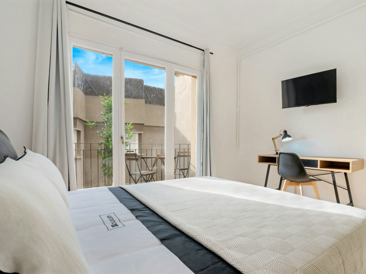 Furnished room in a 9-person shared flat in Sarrià–Sant Gervasi