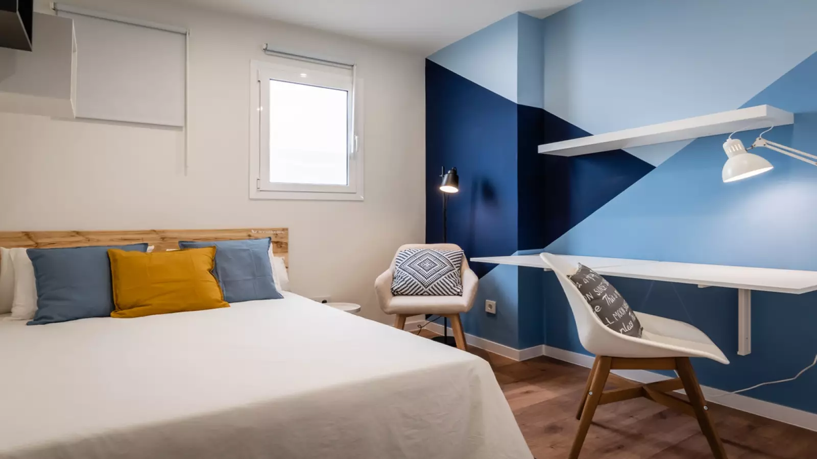 Furnished room in a 7-person shared flat in Eixample