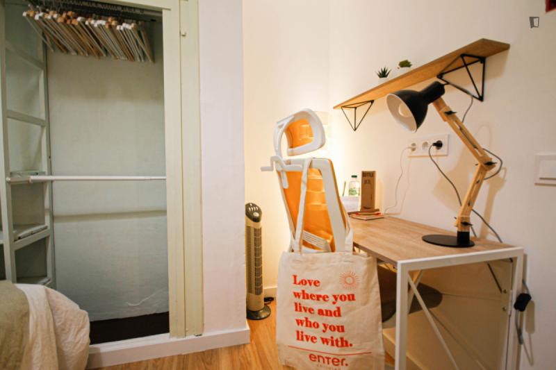 Furnished room in a 11-person shared flat in Ciutat Vella