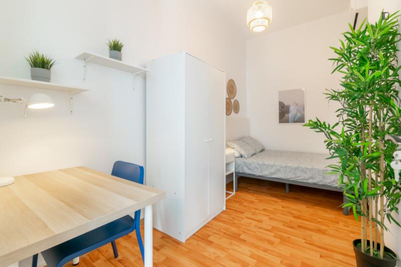 Furnished room in a 6-person shared flat in Eixample