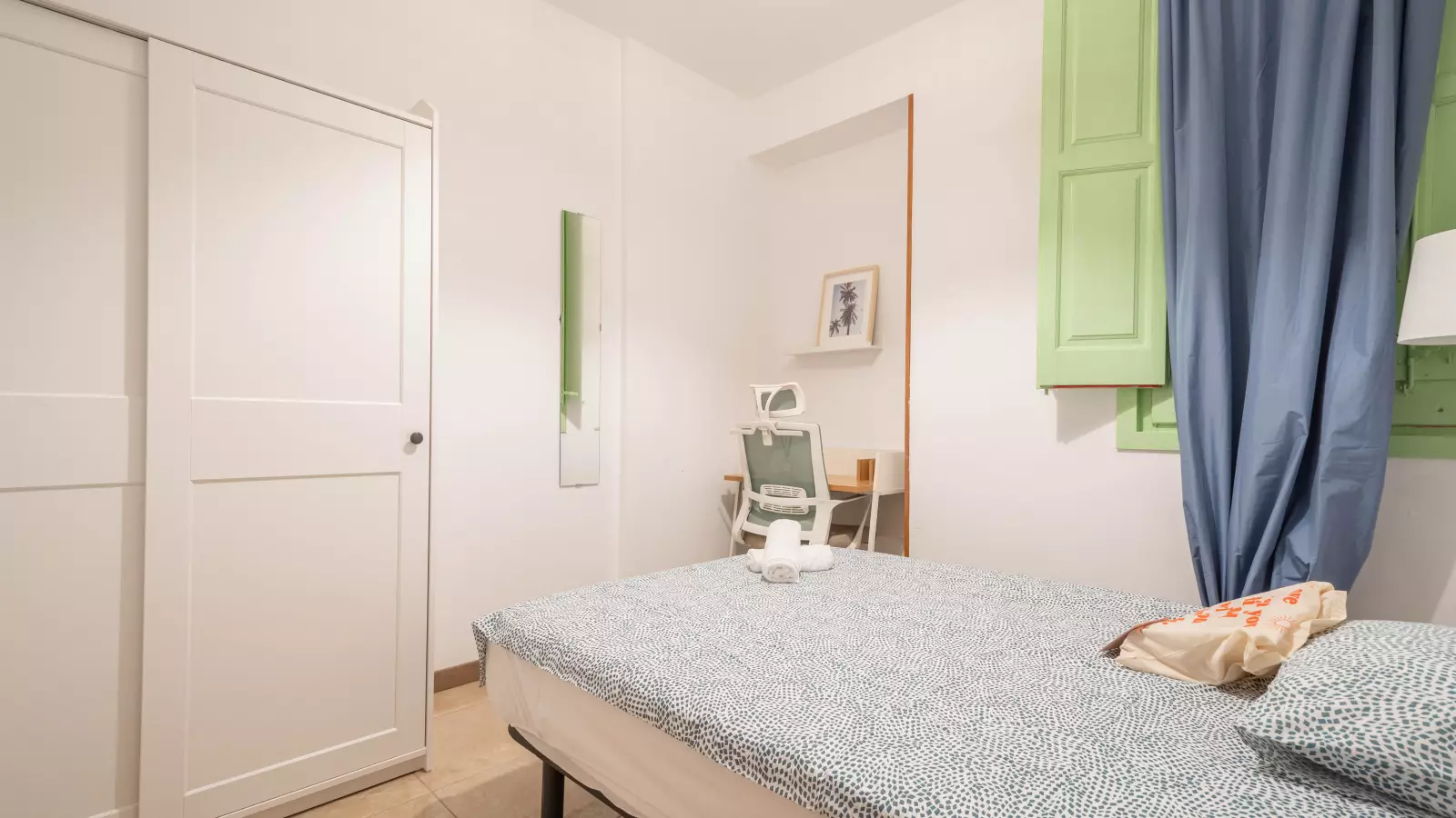 Furnished room in a shared flat in Eixample