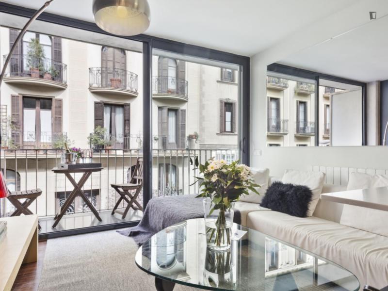 Furnished 2-bedroom flat in Sarrià–Sant Gervasi