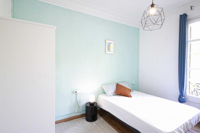 Furnished room in a 6-person shared flat in Eixample