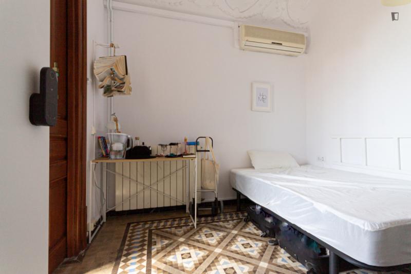 Furnished room in a 9-person shared flat in Eixample