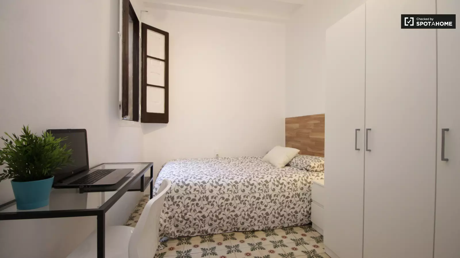 Furnished room in a shared flat in Ciutat Vella
