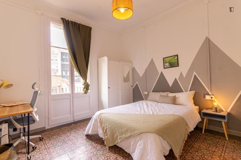 Furnished room in a 6-person shared flat in Eixample