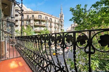 Furnished room in a 9-person shared flat in Eixample