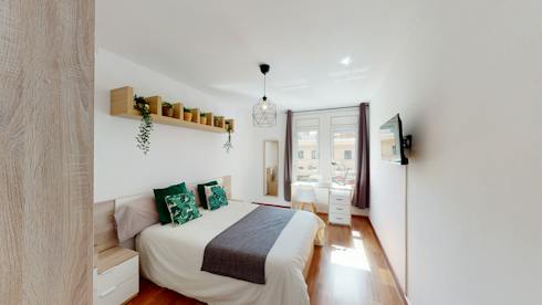 Furnished room in a 8-person shared flat in Eixample