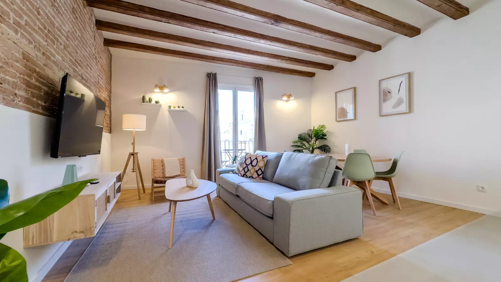 Furnished 2-bedroom flat in Eixample, 60 m²