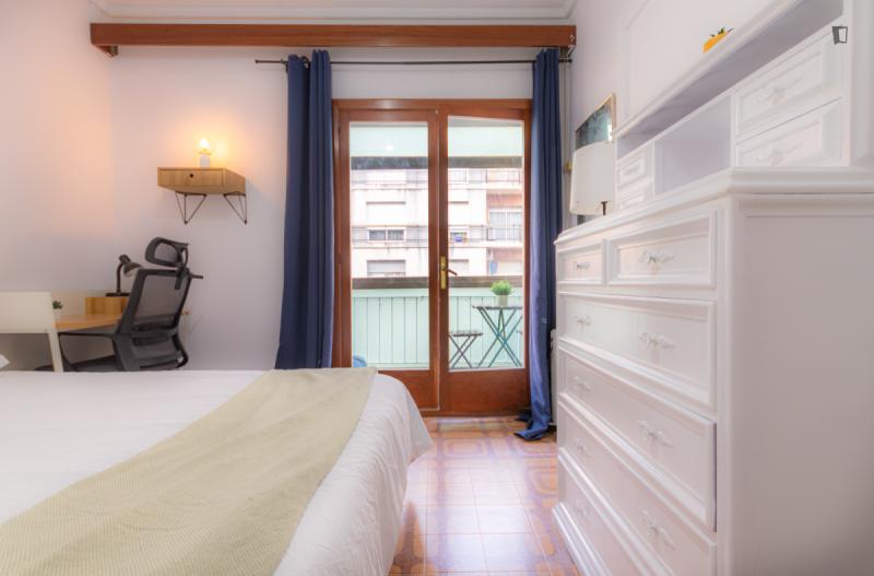 Furnished room in a 4-person shared flat in Eixample