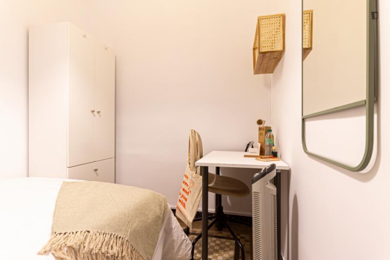 Furnished room in a 9-person shared flat in Eixample