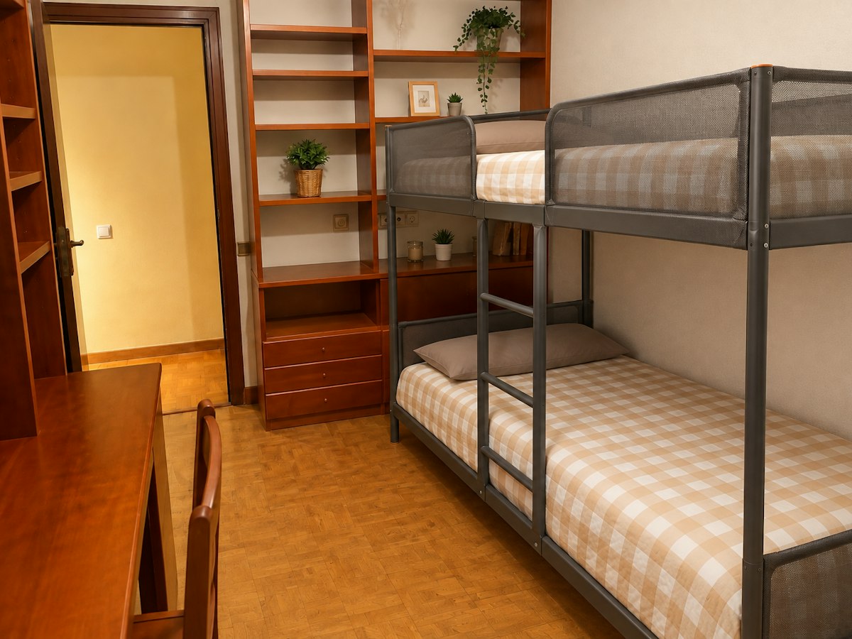 Furnished room in a shared flat in Eixample