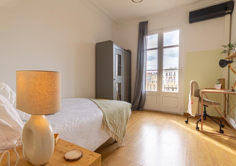 Furnished room in a 6-person shared flat in Eixample