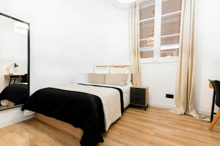 Furnished room in a 9-person shared flat in Eixample