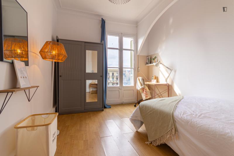 Furnished room in a 6-person shared flat in Eixample