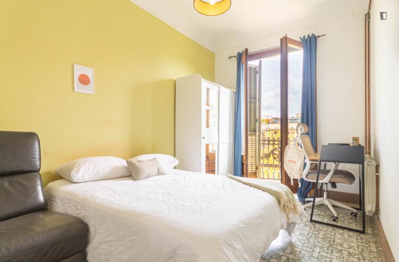 Furnished room in a 9-person shared flat in Eixample