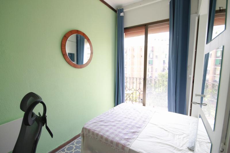 Furnished room in a 5-person shared flat in Eixample