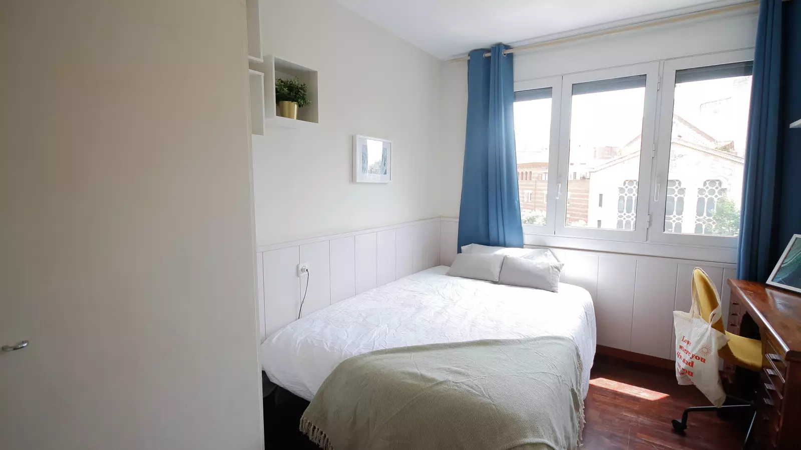 Furnished room in a shared flat in Eixample