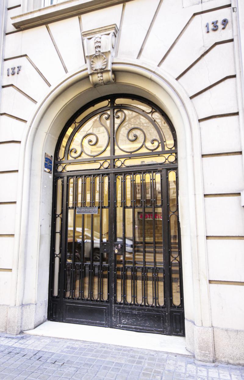 Furnished room in a 6-person shared flat in Eixample