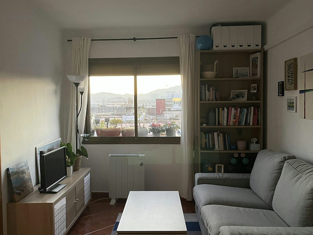 Furnished room in a 2-person shared flat in Santa Coloma