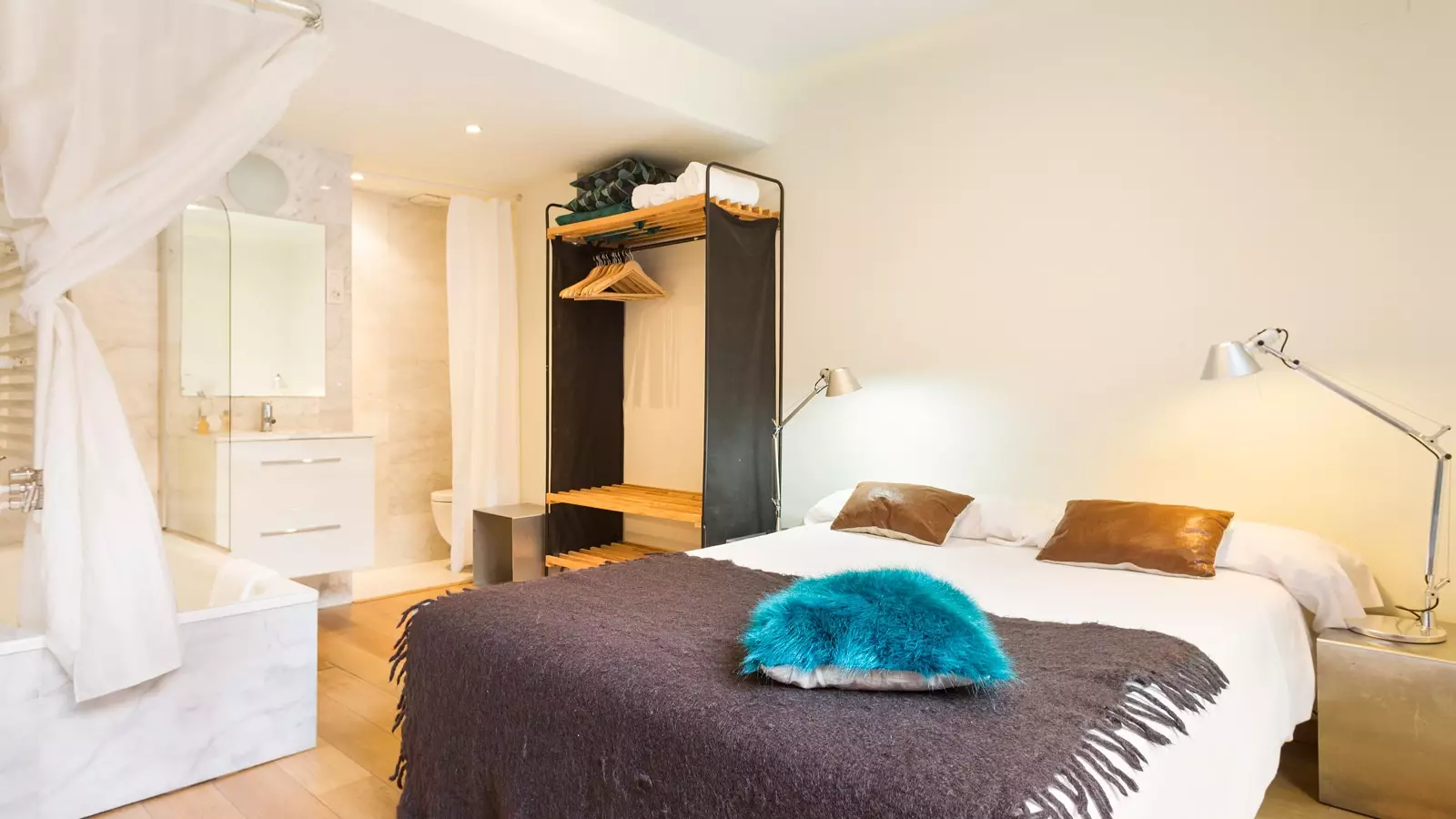 Furnished 3-bedroom flat in Eixample, 110 m²