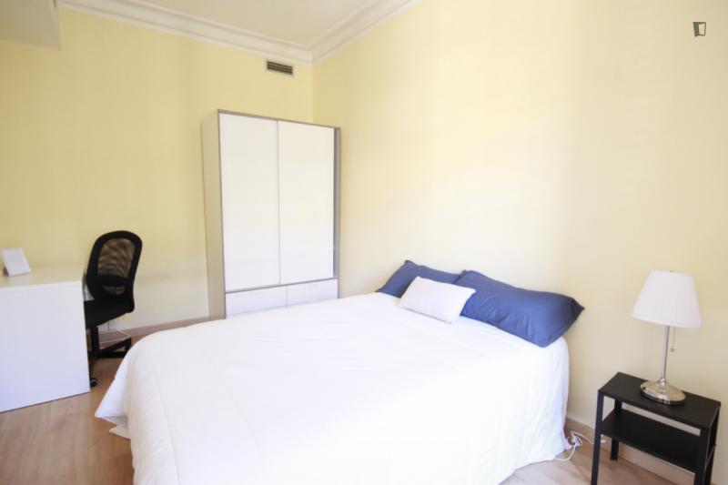 Furnished room in a 7-person shared flat in Eixample
