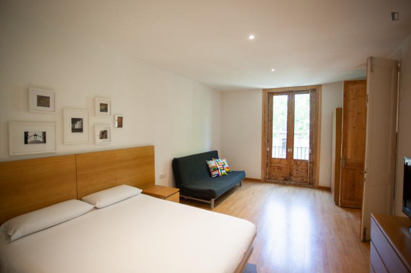 Furnished 3-bedroom flat in Ciutat Vella