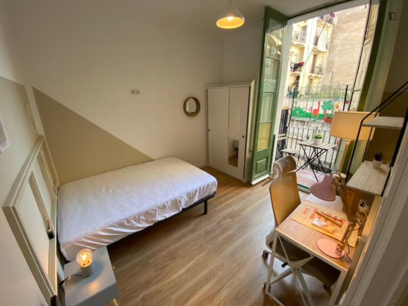 Furnished room in a 11-person shared flat in Ciutat Vella