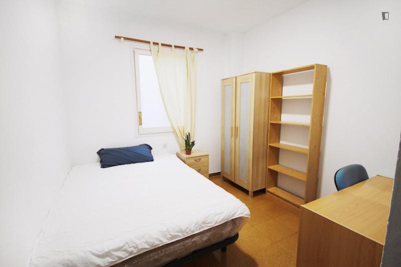 Furnished room in a 5-person shared flat in Eixample
