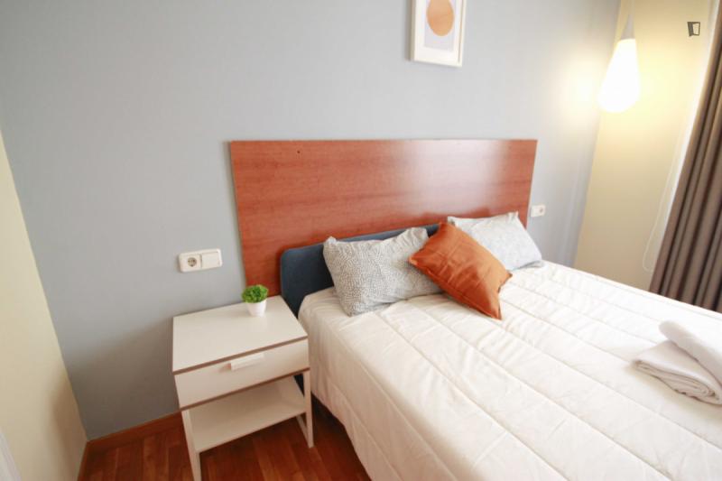 Furnished room in a 5-person shared flat in Eixample