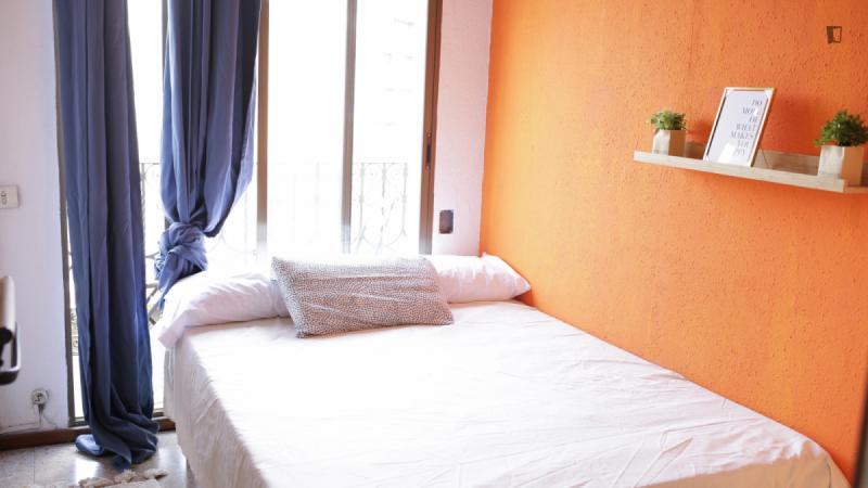 Furnished room in a 5-person shared flat in Eixample