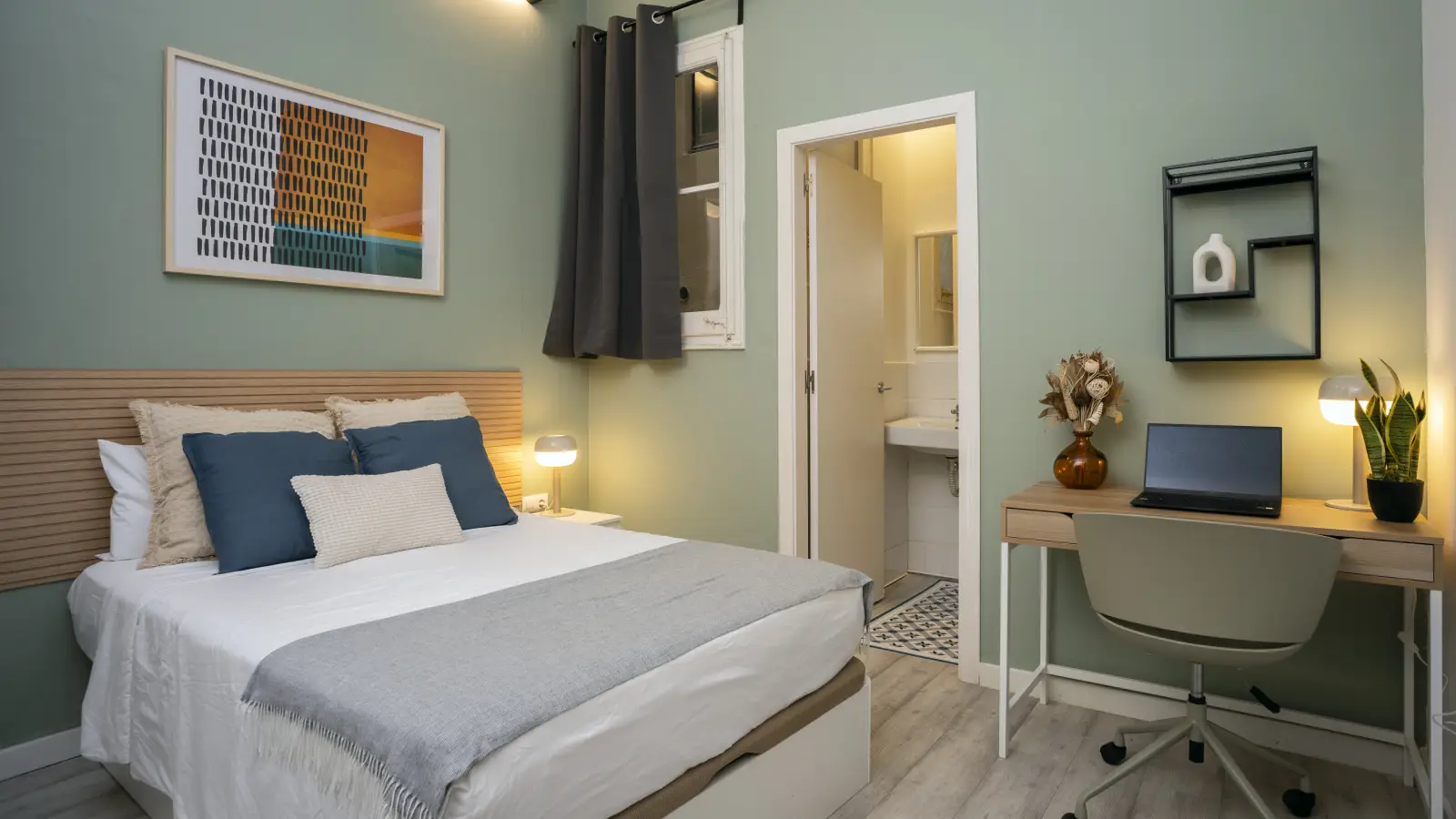Furnished room in a shared flat in Eixample