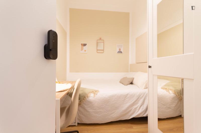 Furnished room in a 11-person shared flat in Ciutat Vella
