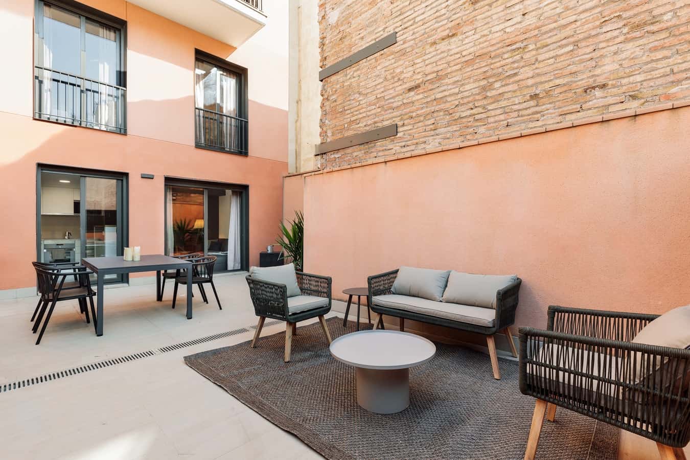 Furnished 3-bedroom flat in Les Corts, 84 m²