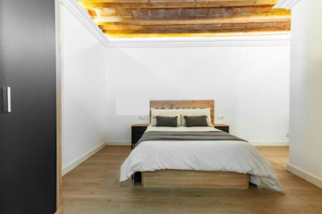 Furnished room in a 8-person shared flat in Eixample
