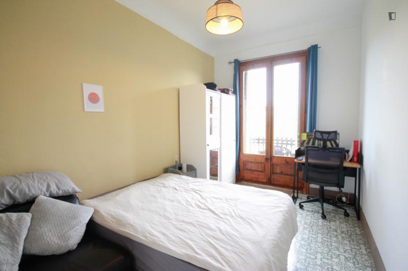 Furnished room in a 9-person shared flat in Eixample