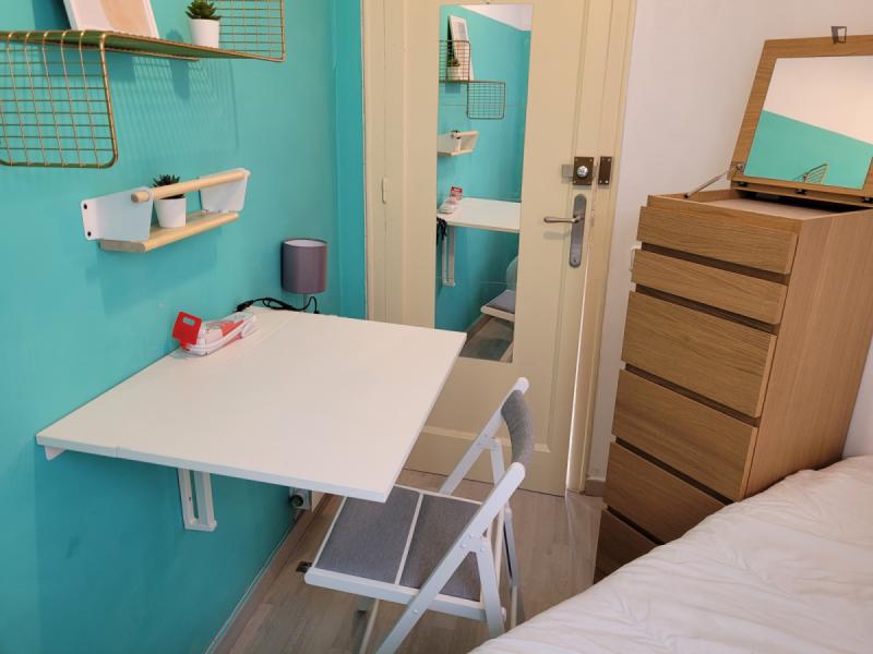 Furnished room in a 5-person shared flat in Eixample