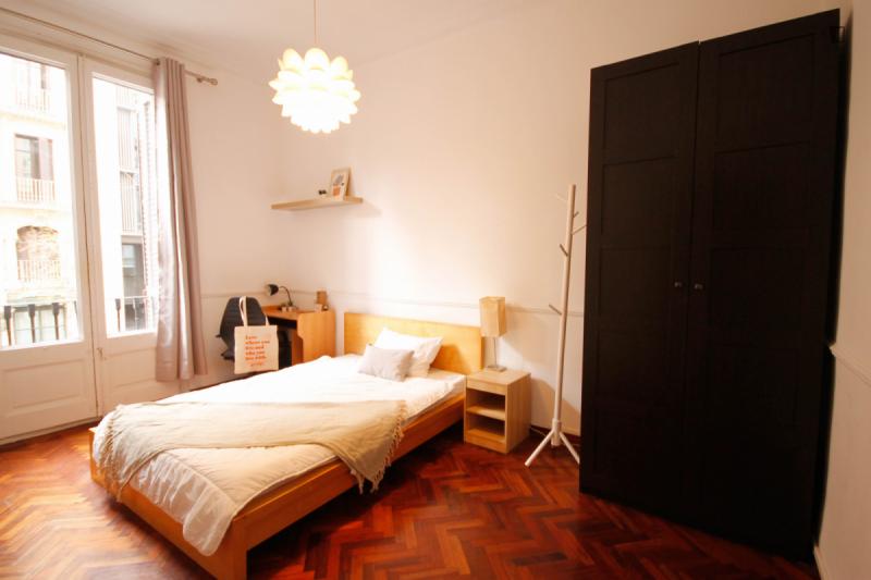 Furnished room in a 5-person shared flat in Eixample