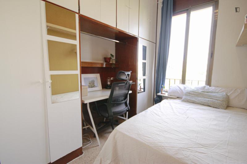 Furnished room in a 5-person shared flat in Eixample