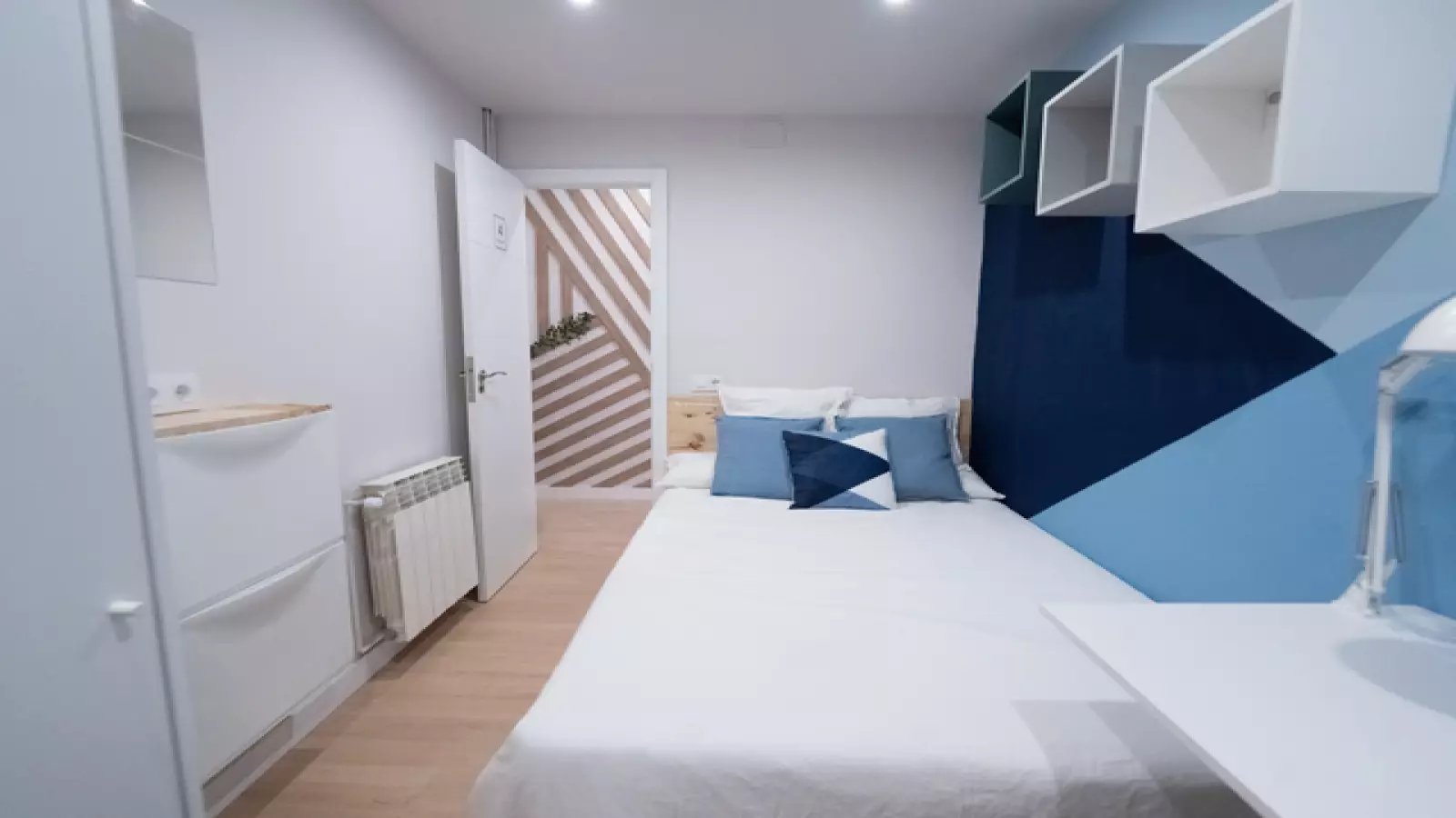 Furnished room in a 5-person shared flat in Eixample
