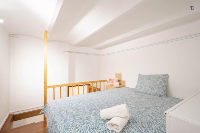 Furnished room in a 4-person shared flat in Eixample