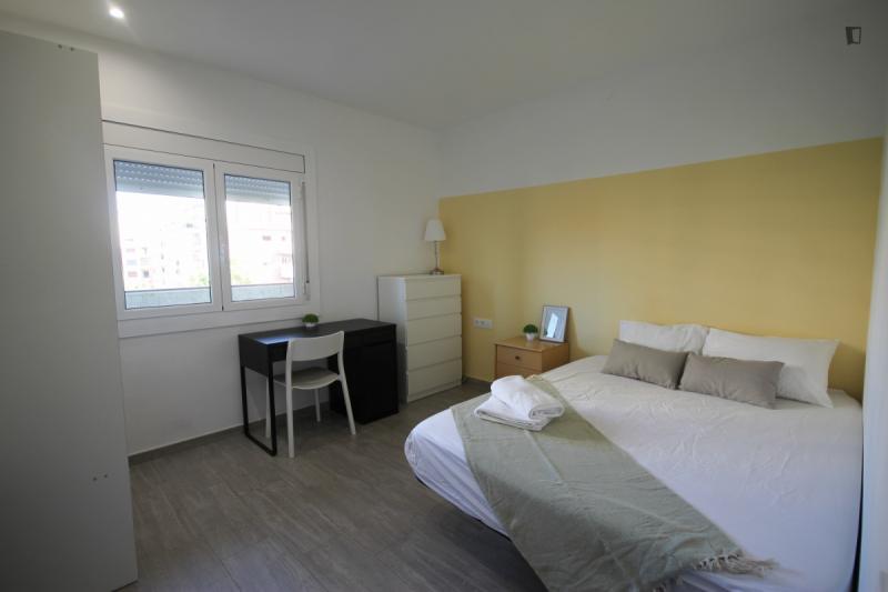 Furnished room in a 4-person shared flat in Eixample