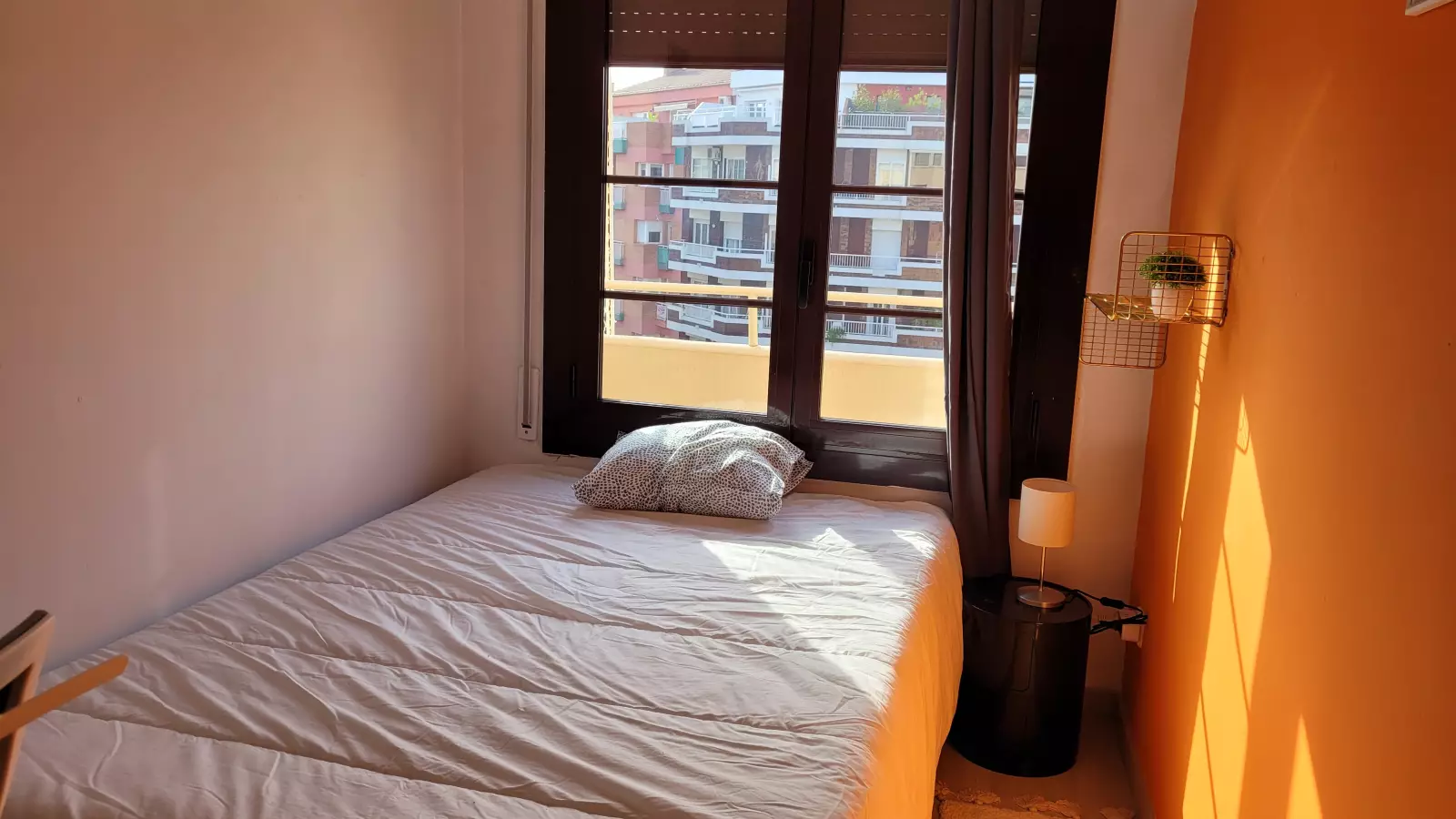 Furnished room in a shared flat in Eixample