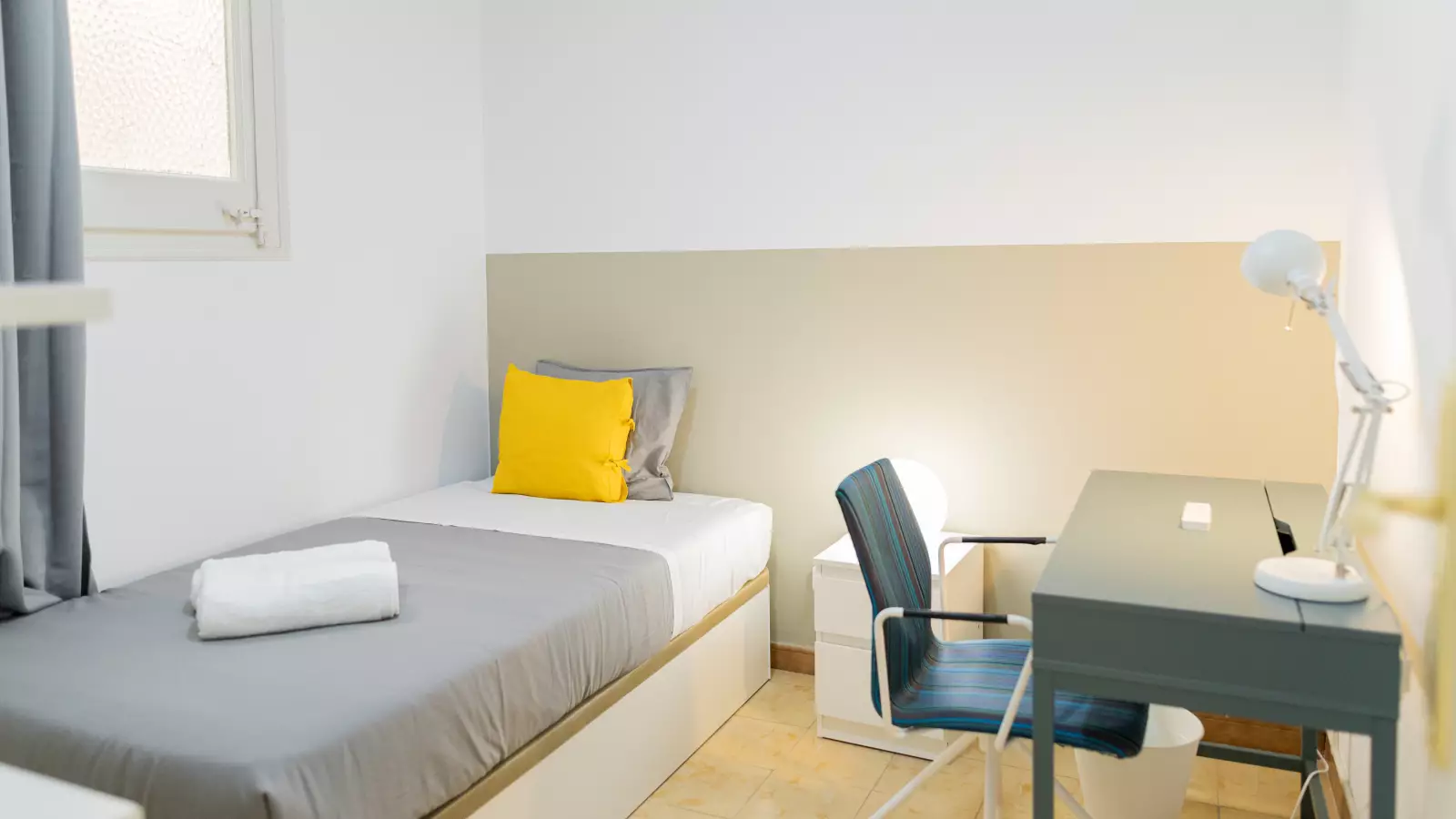 Furnished room in a 6-person shared flat in Eixample