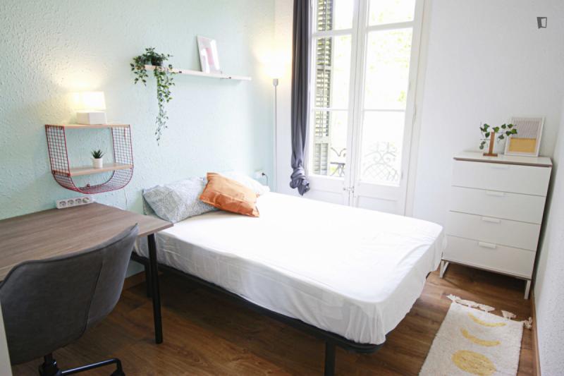 Furnished room in a 6-person shared flat in Eixample