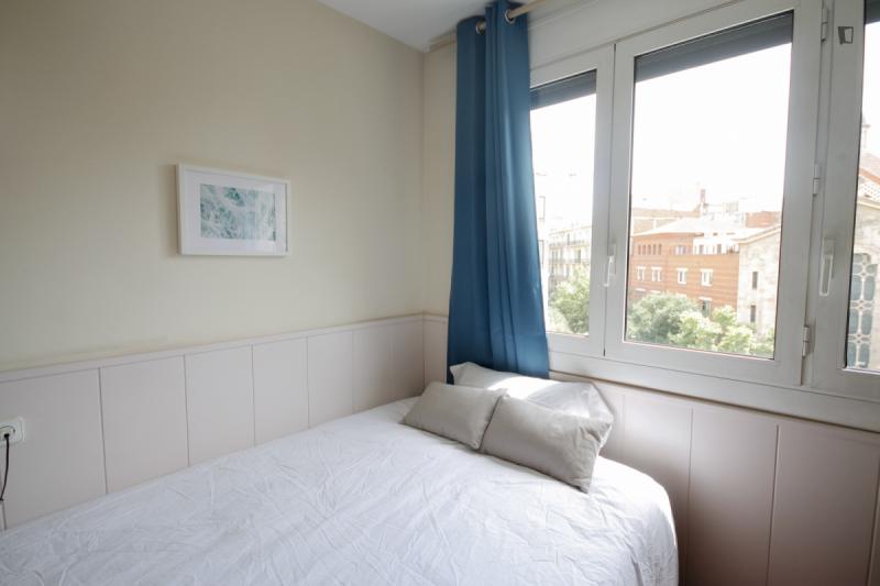 Furnished room in a 5-person shared flat in Eixample