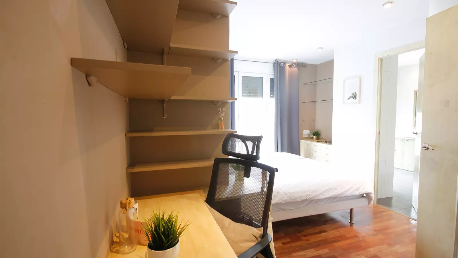 Furnished room in a shared flat in Eixample