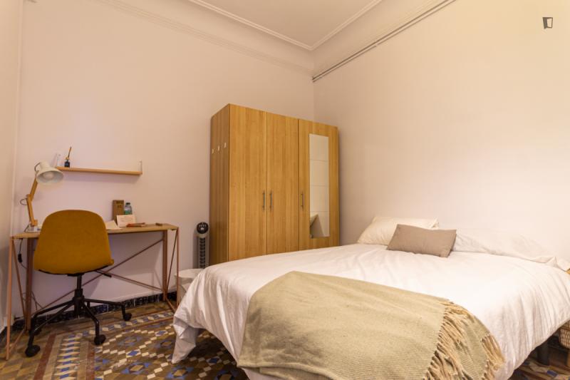 Furnished room in a 9-person shared flat in Eixample
