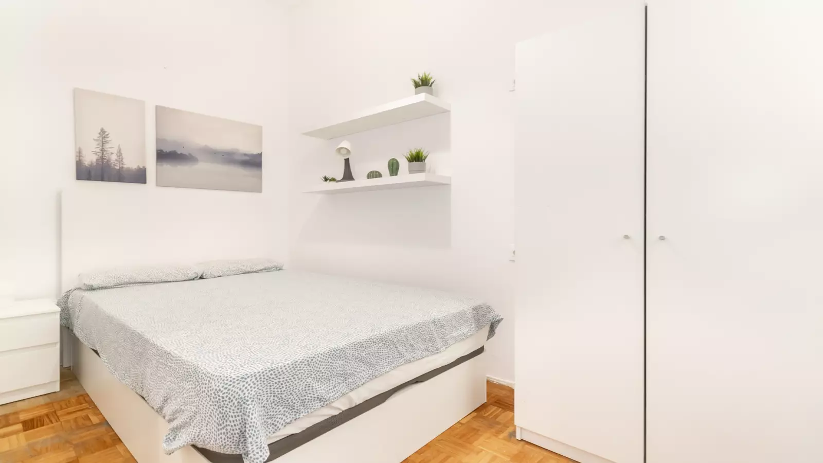 Furnished room in a shared flat in Eixample